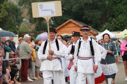 Barwny korowód z okazji TKB przeszedł przez Wisłę